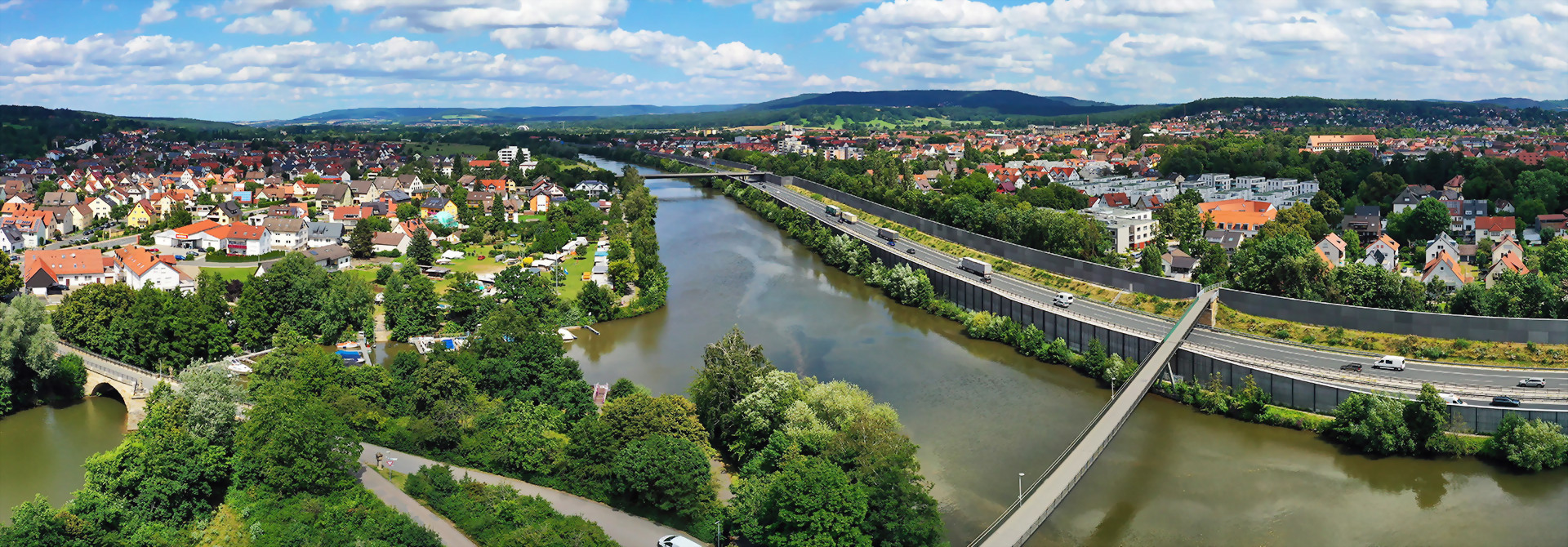  Luftaufnahme der Stadt Forchheim in Bayern, Deutschland, mit klaren Sicht auf die Gebäude und Straßen. 