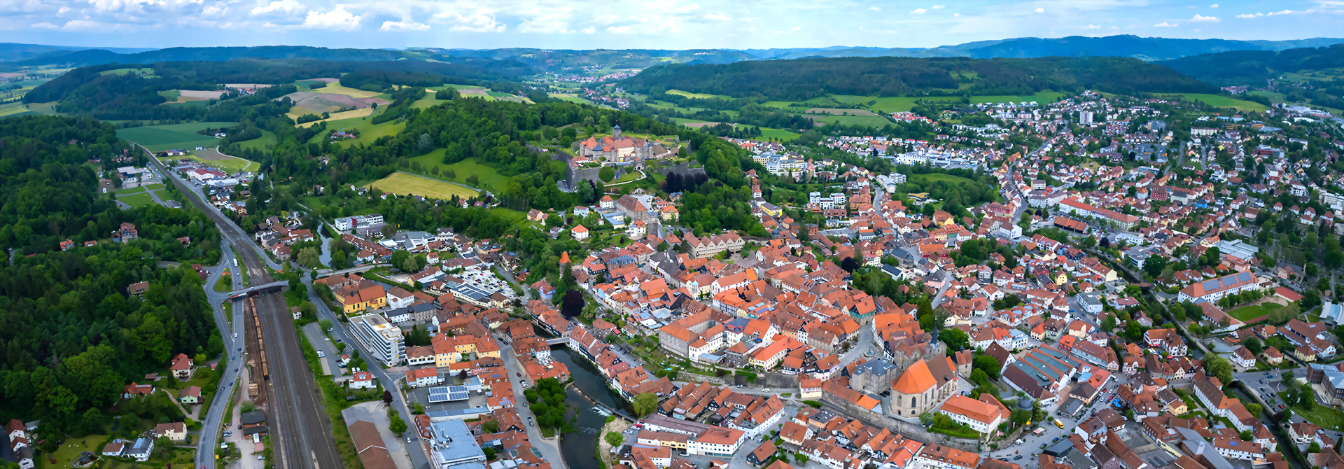 Luftaufnahme der Stadt Kronach in Deutschland, mit Blick auf die Dächer und Straßen der malerischen Altstadt.